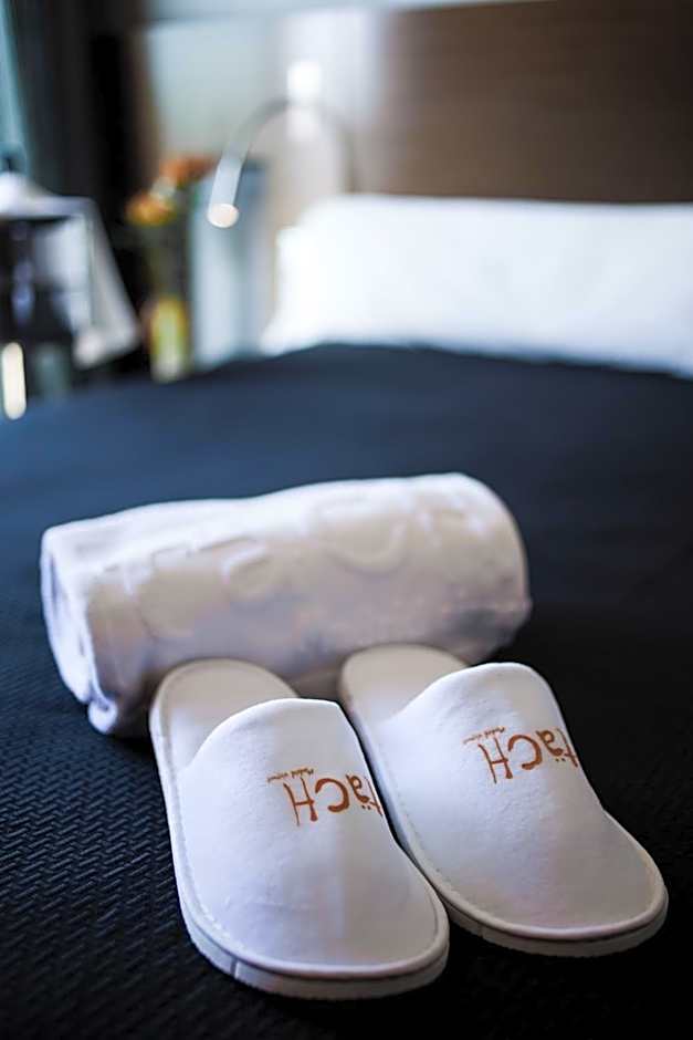 täCH Madrid Airport