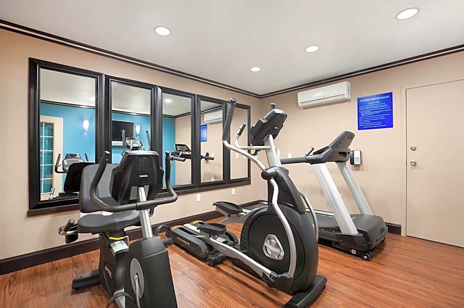 Days Inn & Suites by Wyndham Conroe North