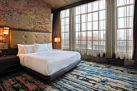 One-Bedroom King Suite with Roll-In Shower - Mobility Access/Non-Smoking