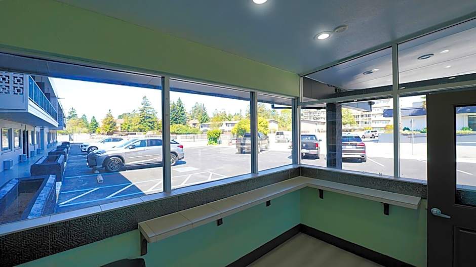 SeaSide Inn & Suites