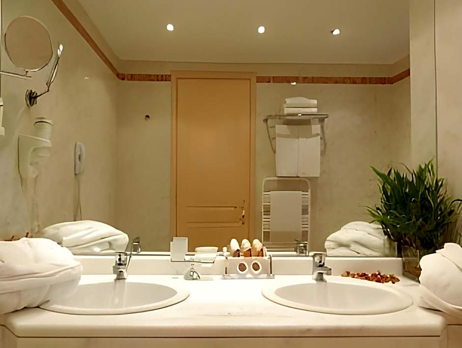 Athens Atrium Hotel & Jacuzzi Suites