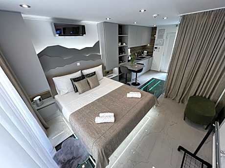 La Luna Petite Suite Deluxe with Free Jacuzzi, Bikes & Covered Parking