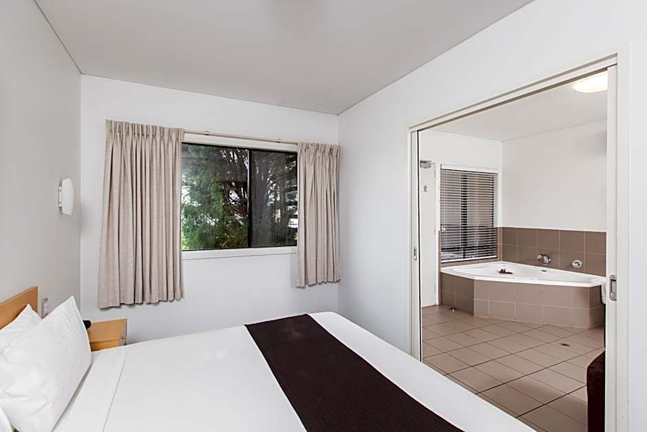 Majestic Oasis Apartments