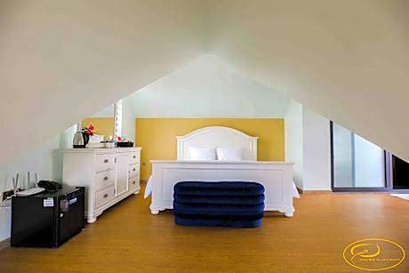 Deluxe Double with Balcony Mountain View