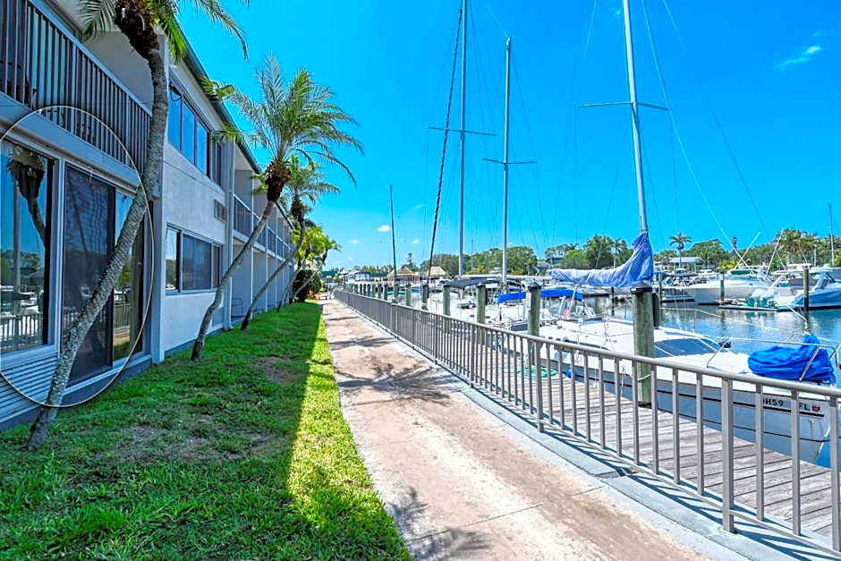 Waterfront Room, Heated Pool, Tiki Bar & Grill