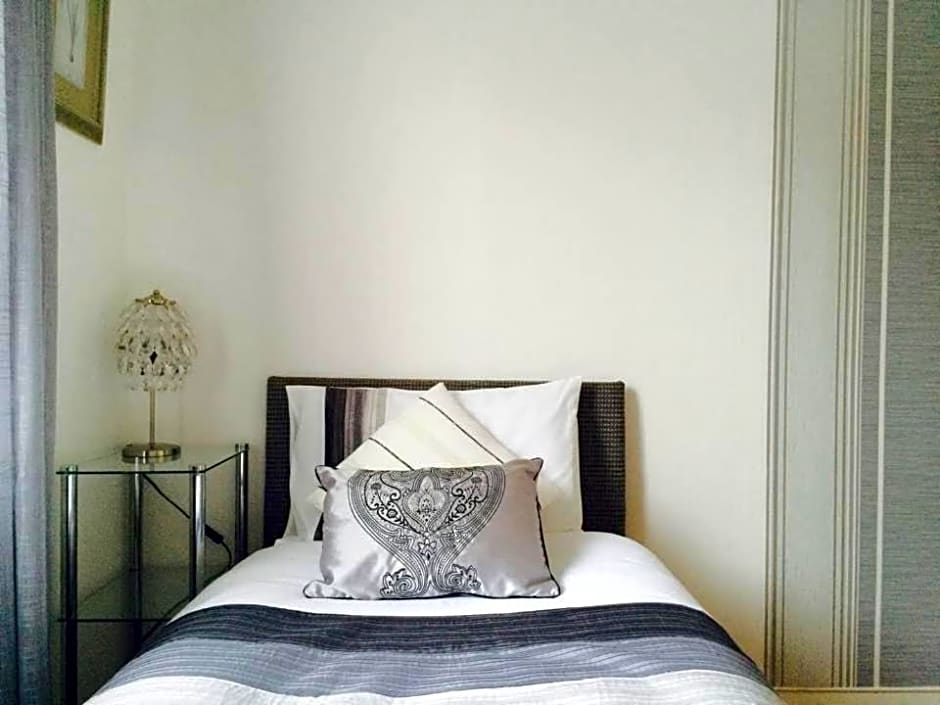 EsJays at Knowles House