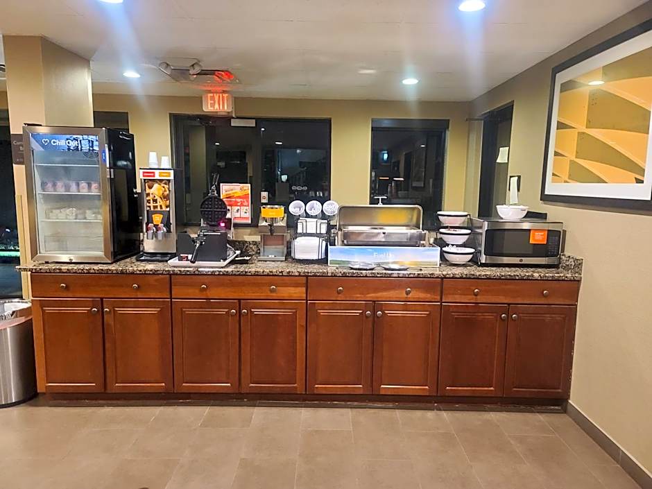 Comfort Inn & Suites Leeds I-20