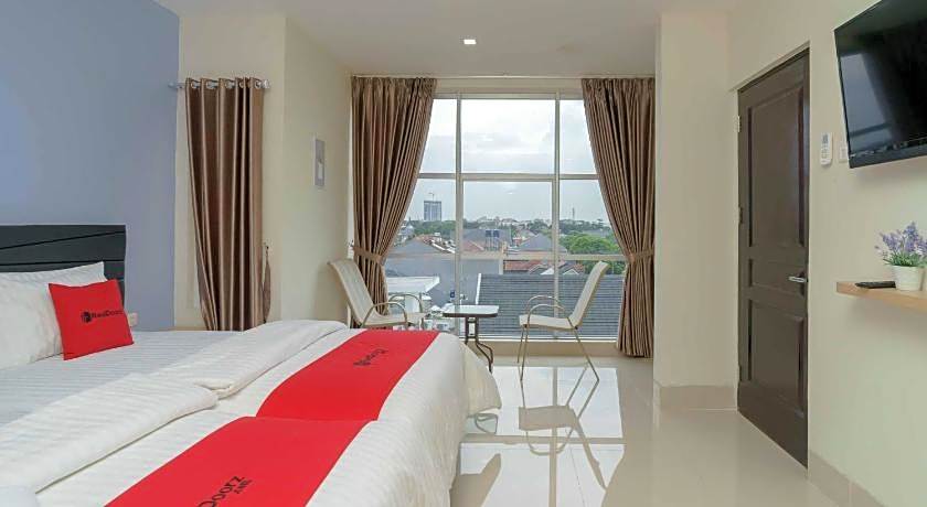 RedDoorz Plus near Eka Hospital BSD 5