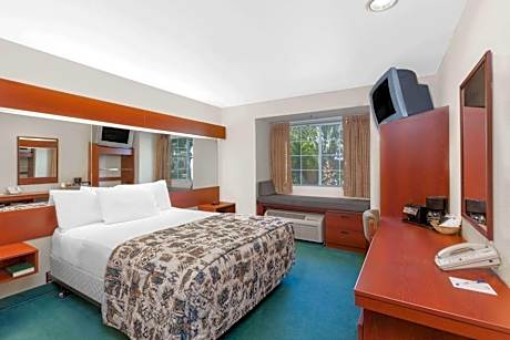 Queen Room - Disability Access - Non-Smoking