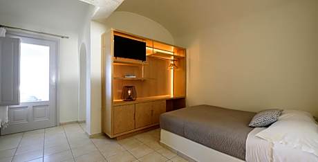 Family Cave Villa with Hot Tub and Caldera View (2-4 Adults)