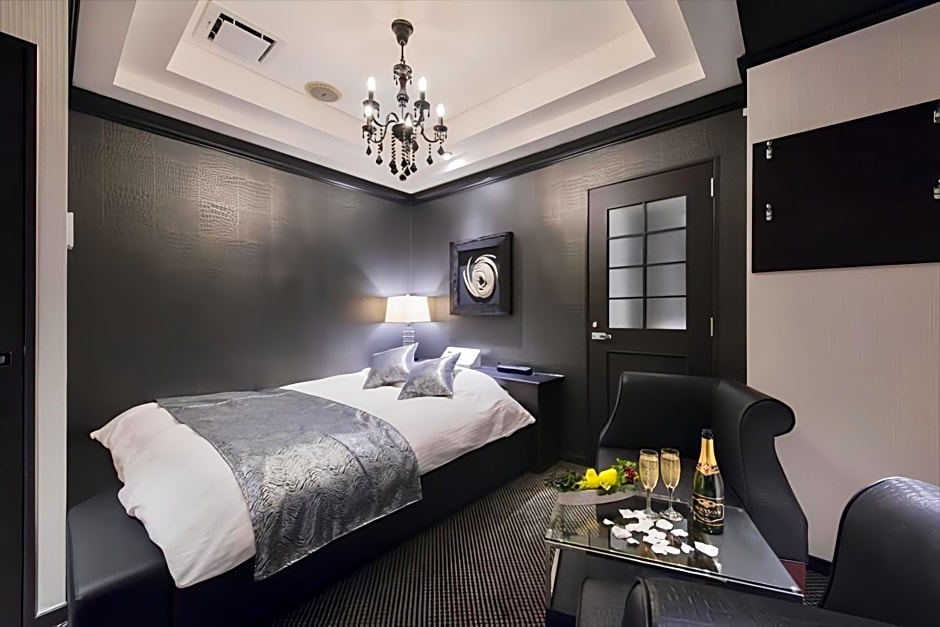 HOTEL REFRAIN