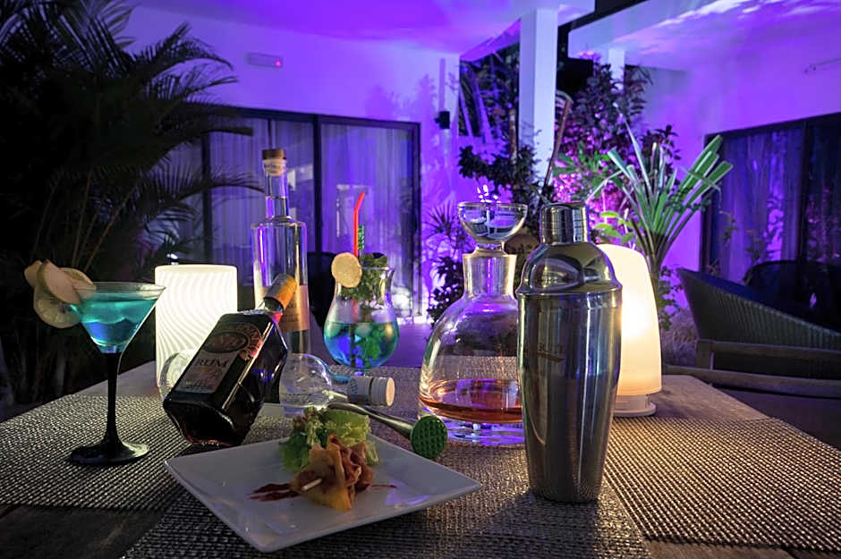 Villa Alizée - Boutique Hôtel Expérience - Idéal Couples & Pros - Piscine - Restaurant - Rooftop bar - Parking privé - 10min Port-Louis - Ambiance Tropical chic & authentique