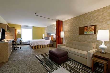 1 King Accessible Roll In Shower Suite Nonsmok