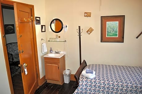 Basic Triple Room with Shared Bathroom