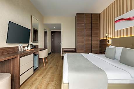 Standard Queen Room with Garden and Sea View - Non-Smoking