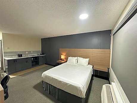 One-Bedroom Suite with One King and One Queen Bed - Non-Smoking