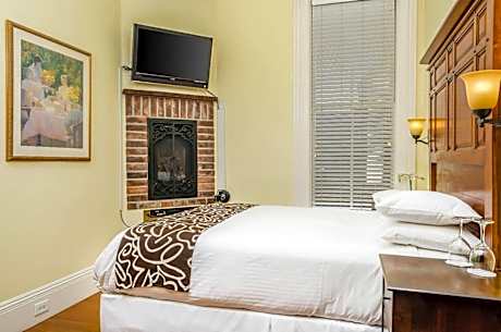 Queen Room - Non-Smoking