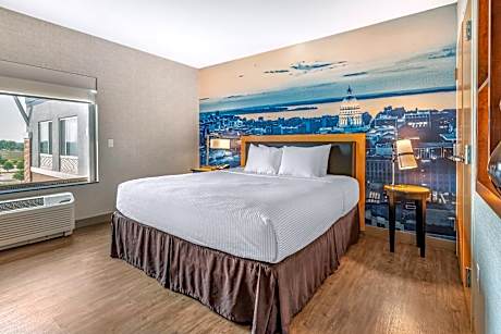 1 King Bed, Suite, Nonsmoking