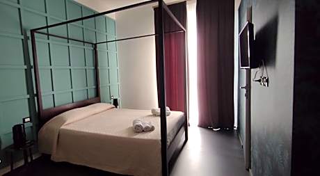 Queen Room with Balcony and Acropolis View