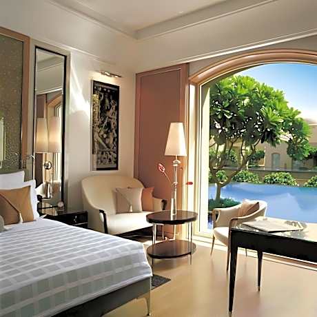 Deluxe Pool View Room