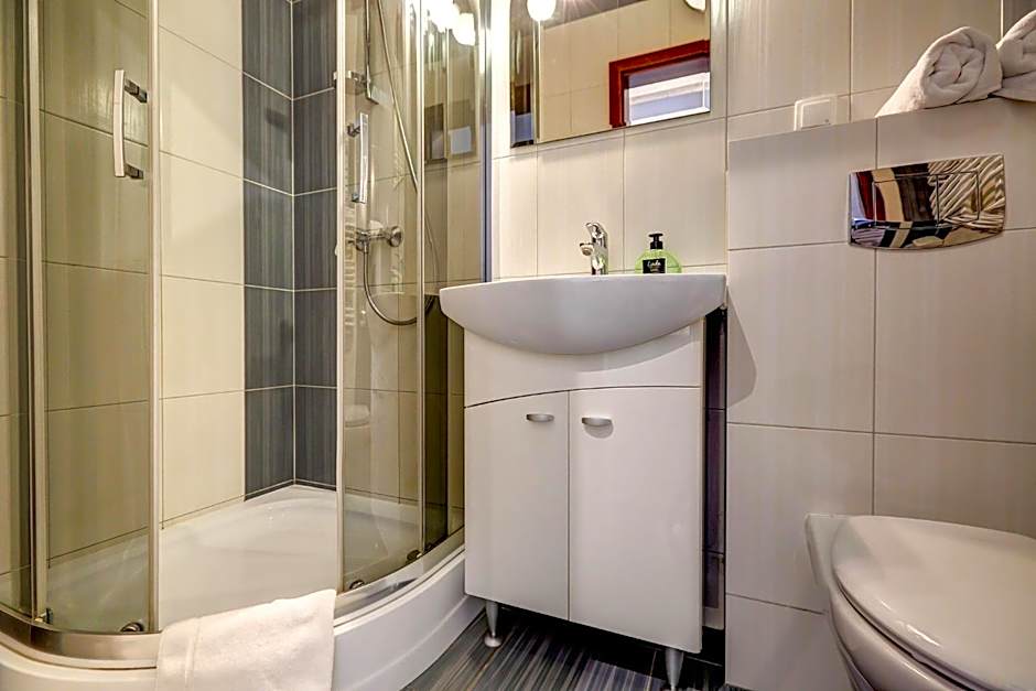 POD DEBEM Kompleks Zeglarsko-Rekreacyjny