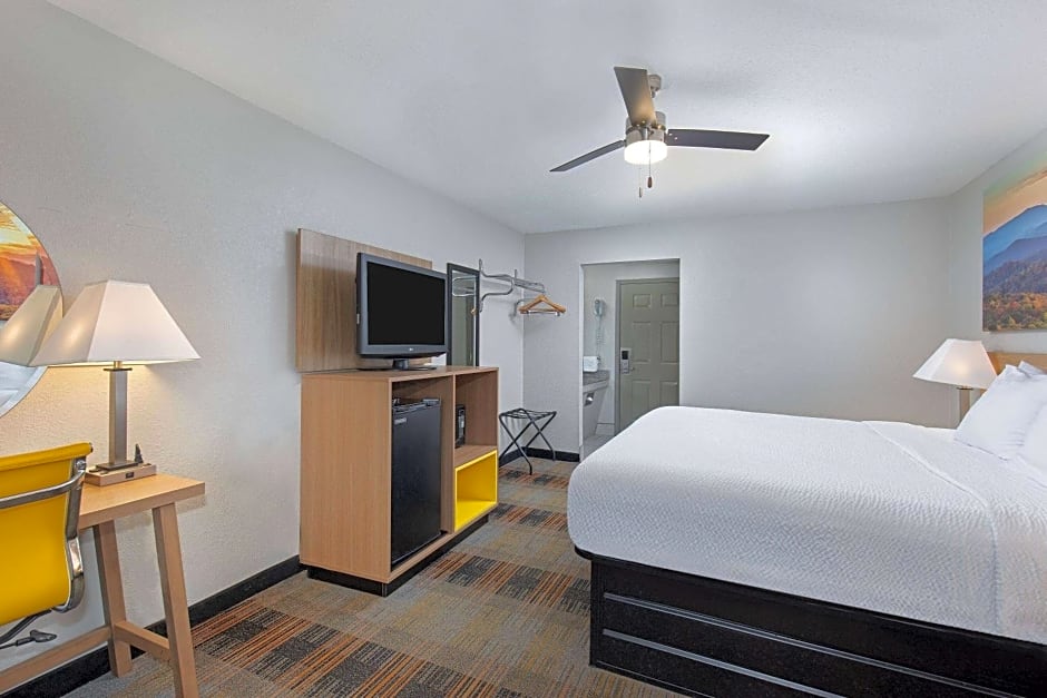 Days Inn by Wyndham Holladay