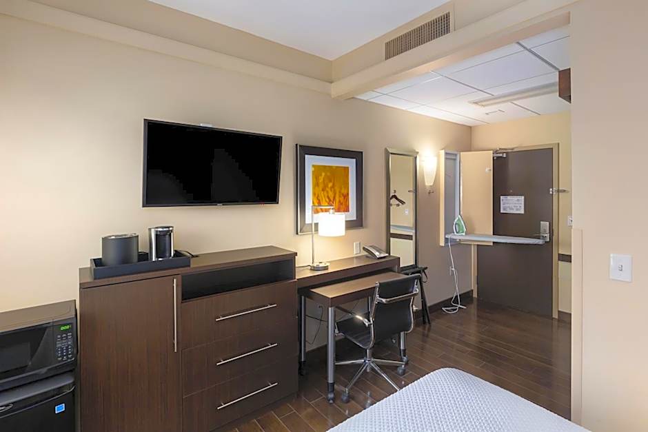 Foto 1 di 4 di 1 Queen Bed, Runway View