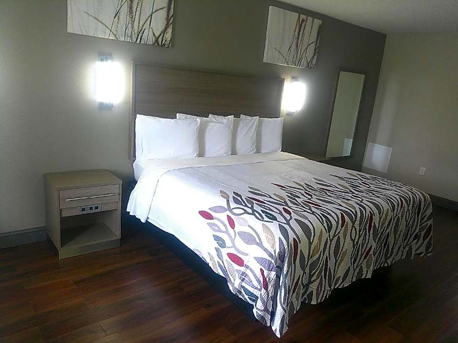 Red Roof Inn Richmond | HomeTowne Studios Richmond