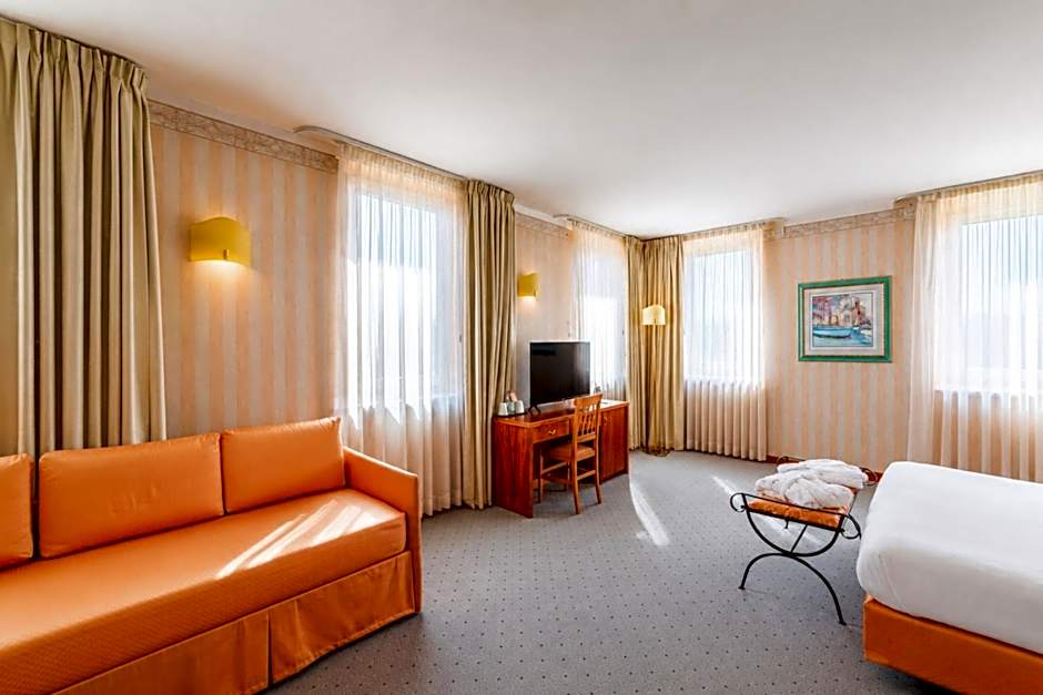 PHI Hotel Astoria