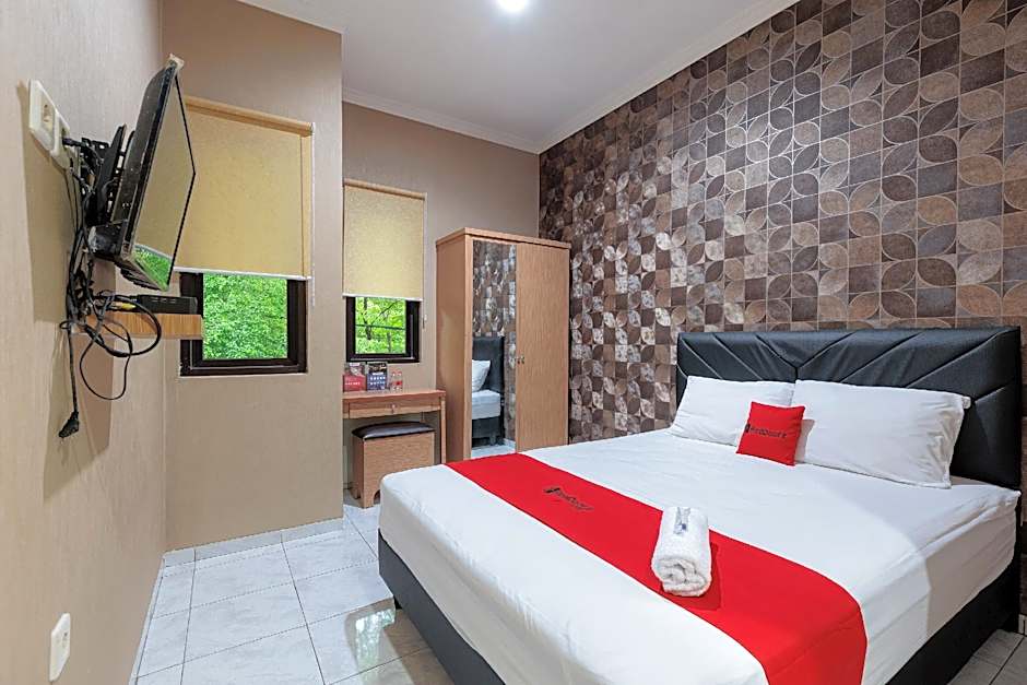 Urbanview Syariah Hotel Tiga ER near Karawang Central Plaza
