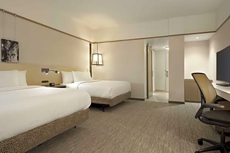 Queen Room with Two Queen Beds - Hearing Access