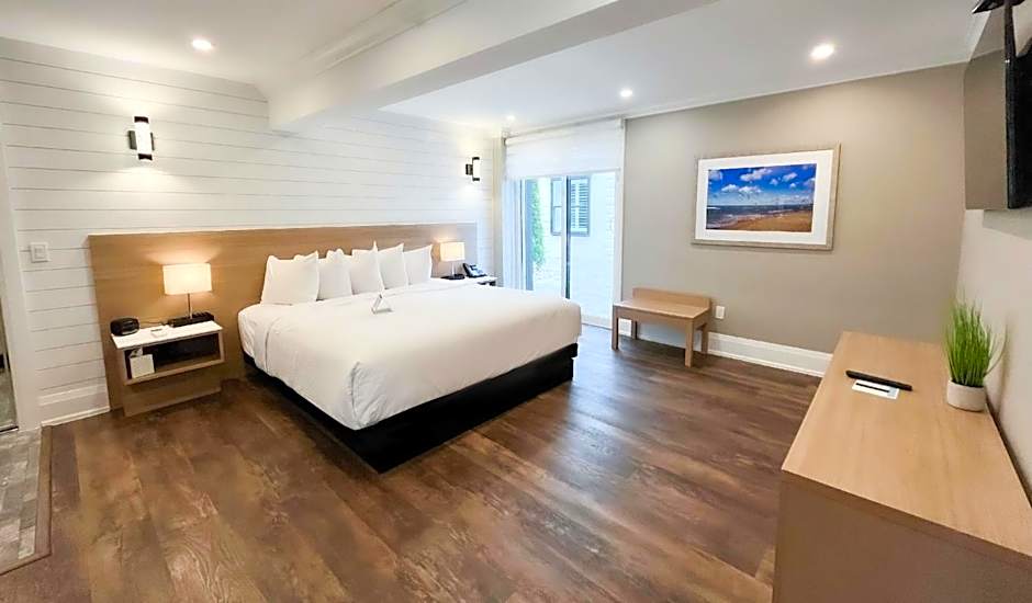 Colonial Hotel & Suites