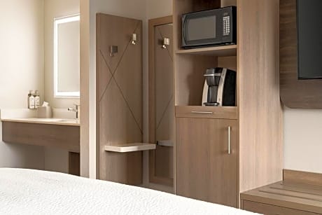 Queen Room with Two Queen Beds - Hearing Accessible
