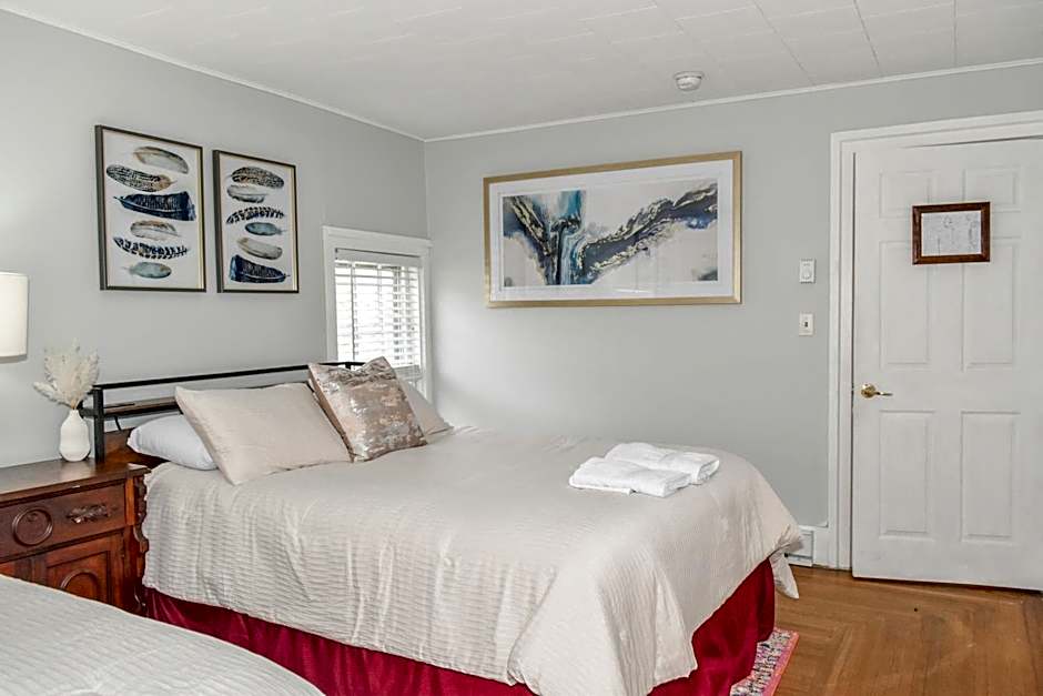 Walk To Parks, Dining & Lake! Game Room! Hot Tub!