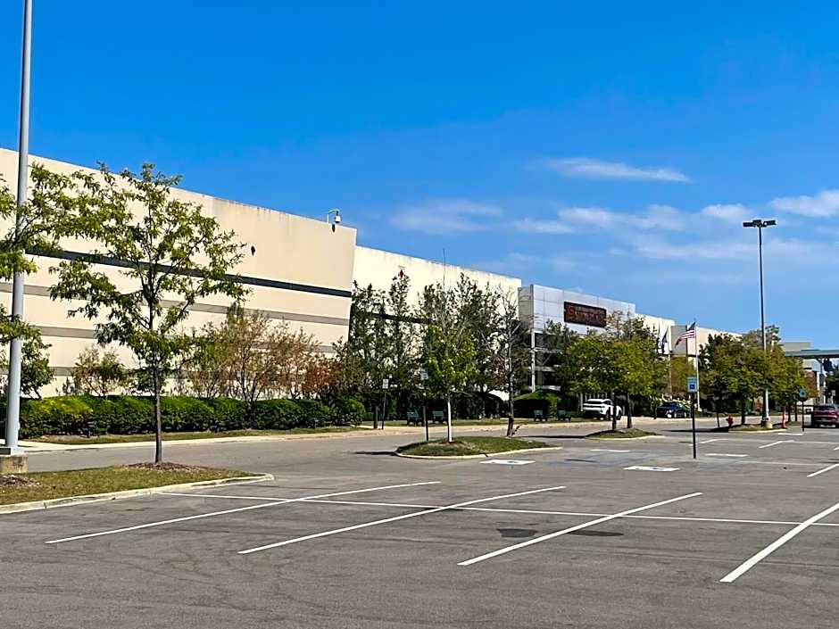 Holiday Inn & Suites Farmington Hills - Detroit NW, an IHG Hotel By IHG