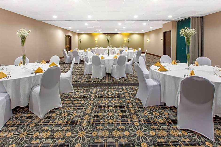 Days Inn & Suites by Wyndham Grand Rapids Near Downtown