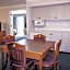 La Quinta Inn & Suites by Wyndham Moline Airport