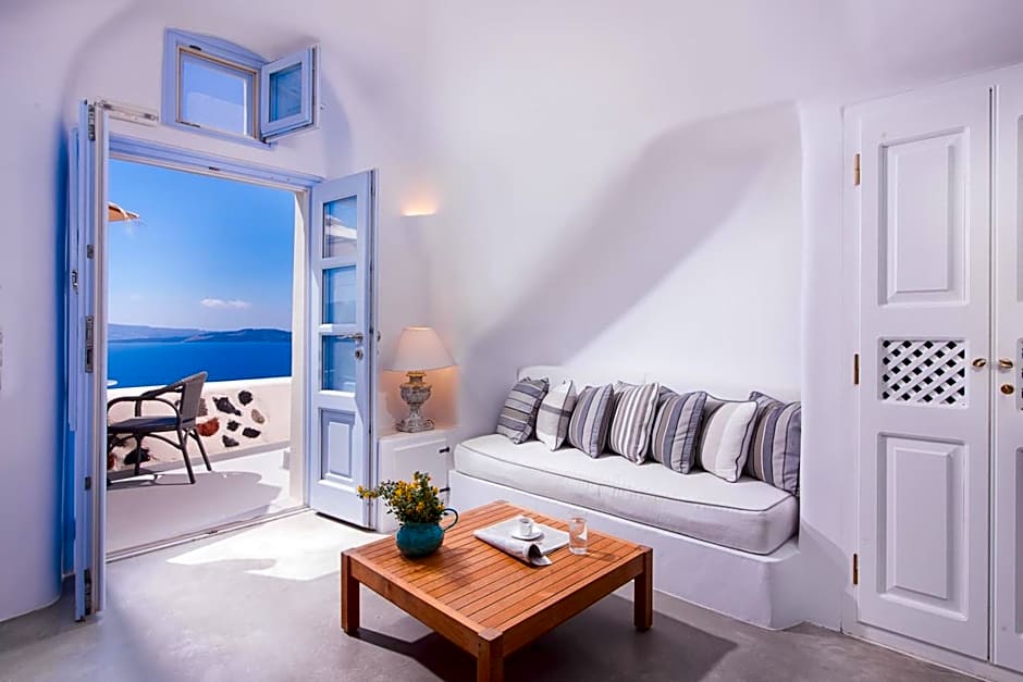 Pezoules of Oia