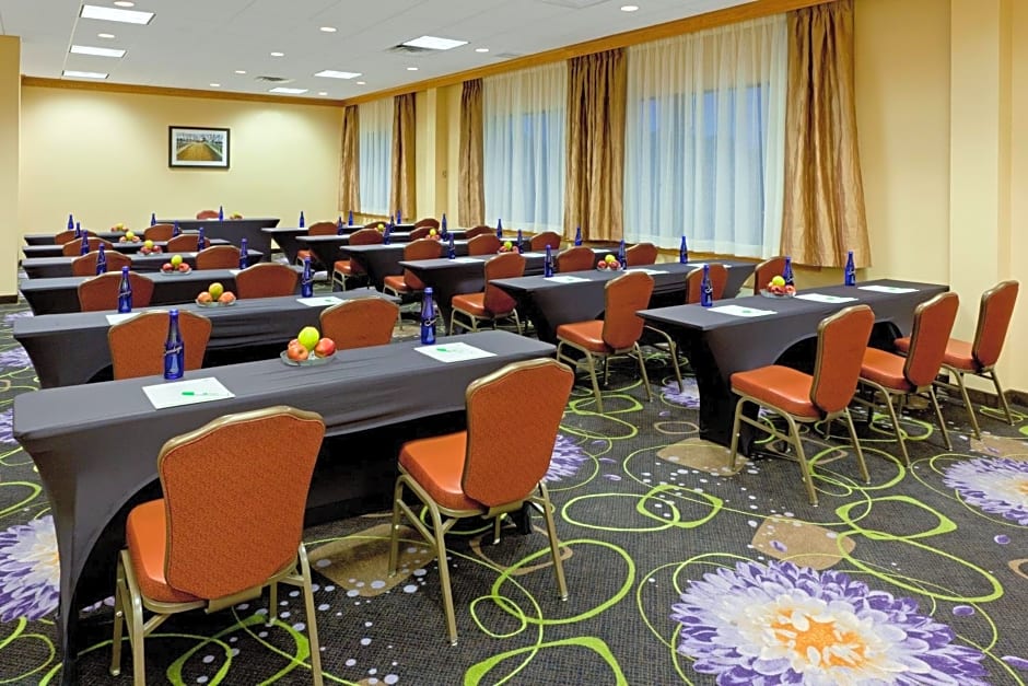 Holiday Inn Clark - Newark, an IHG Hotel