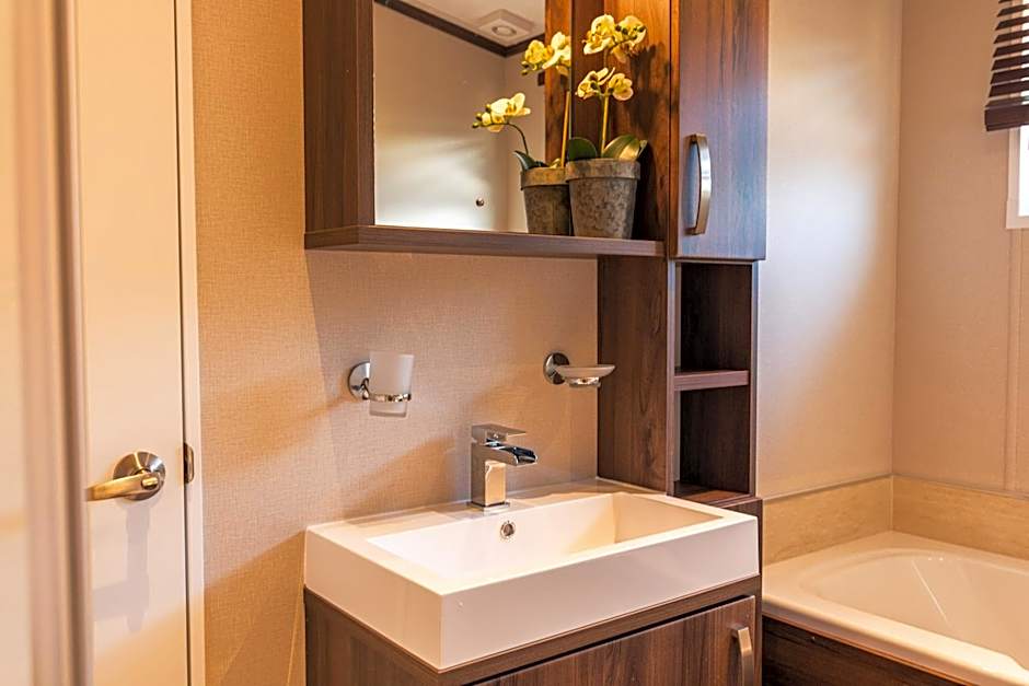 Sutton Lodge with Hot Tub