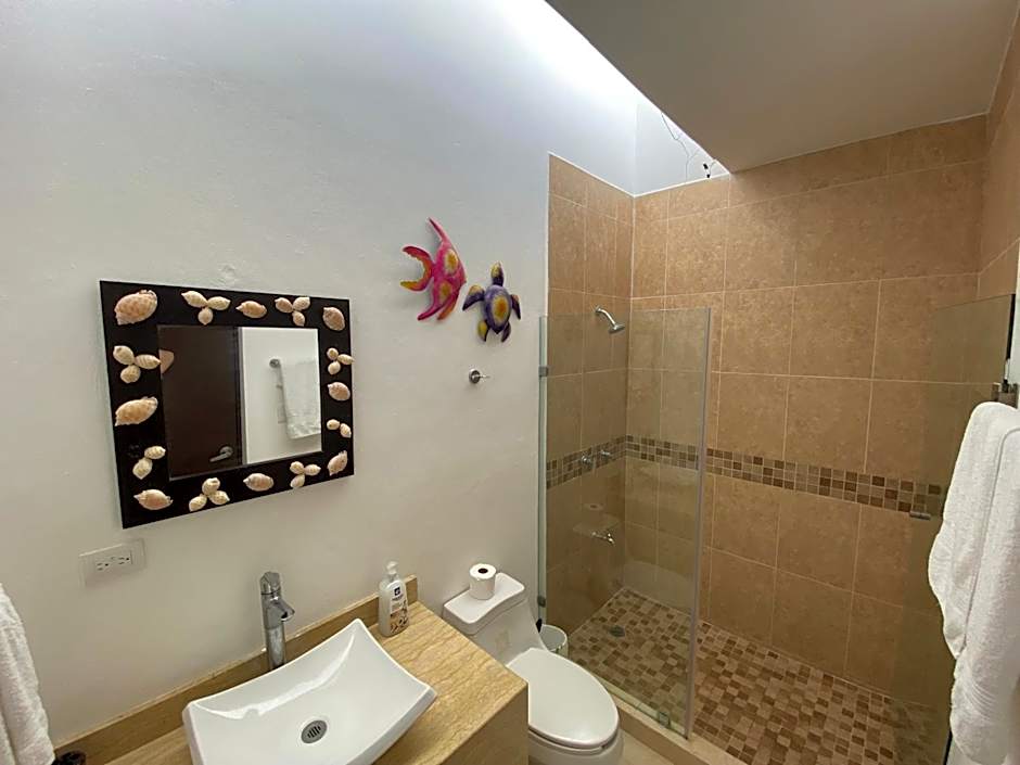 Escape to Paradise, Minimalist 4-BR Beachfront, 300 Mbps with amazing views