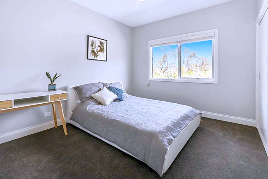 HALE KUPA Rye Beach House Spa Table Tennis