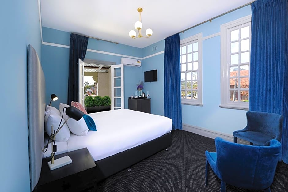 The Stirling Arms Hotel