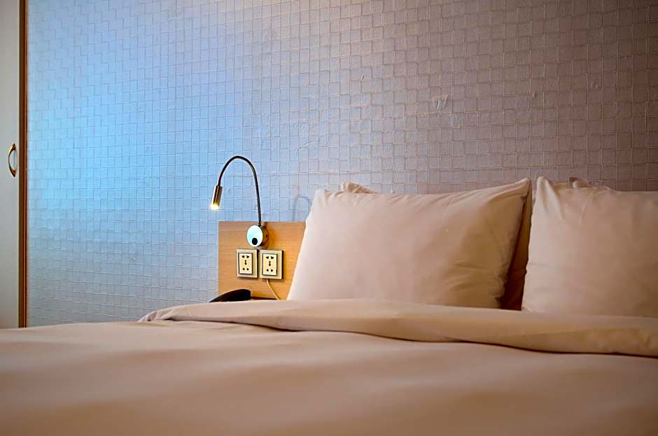 Yomi Hotel - ShuangLian MRT