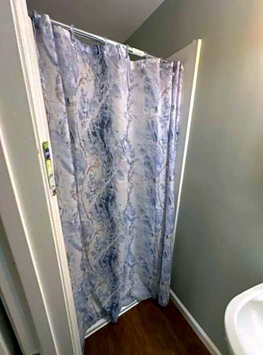 Cozy Room Near Downtown Hendersonville