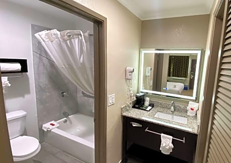 1 King Bed Non-Smoking Work Desk Microwave And Refrigerator Continental Breakfast