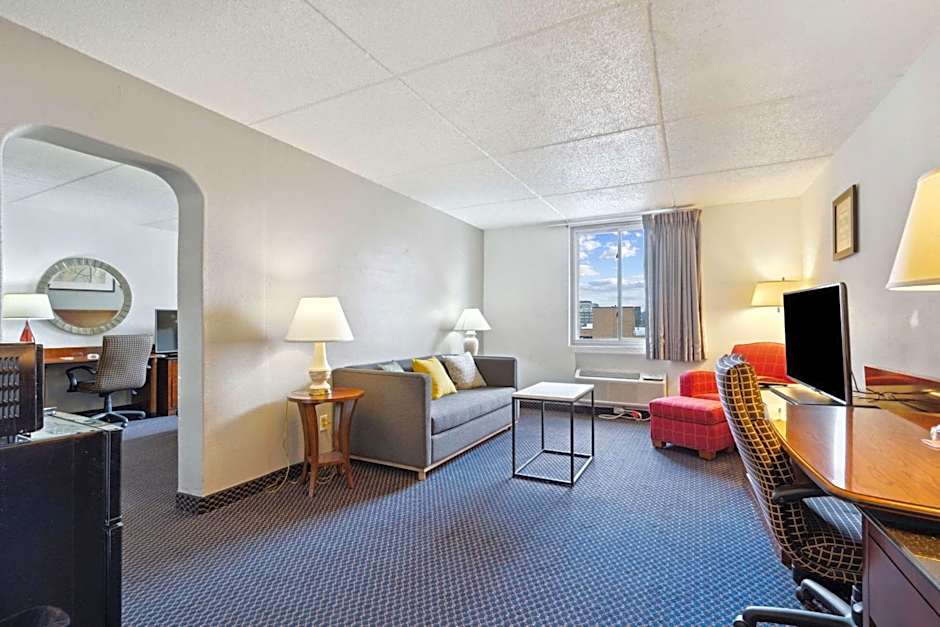 Econo Lodge Inn & Suites Waterloo Downtown