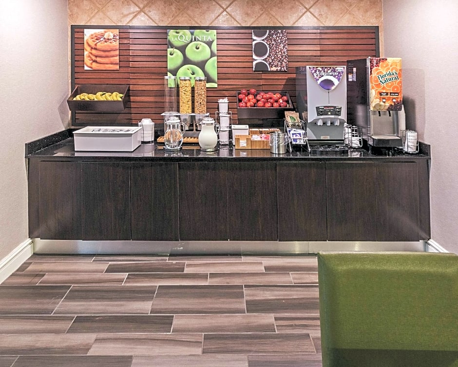 La Quinta Inn & Suites by Wyndham Wichita Falls Airport Area