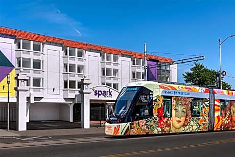 Spark by Hilton Kansas City Plaza Streetcar