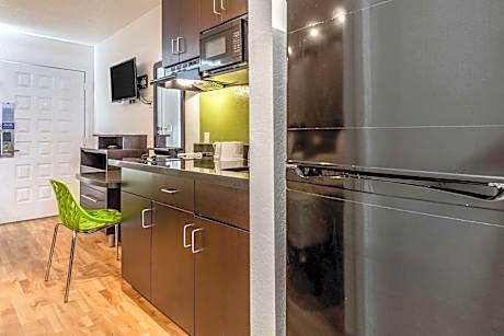 2 Full Beds | Non-Smoking, Kitchen